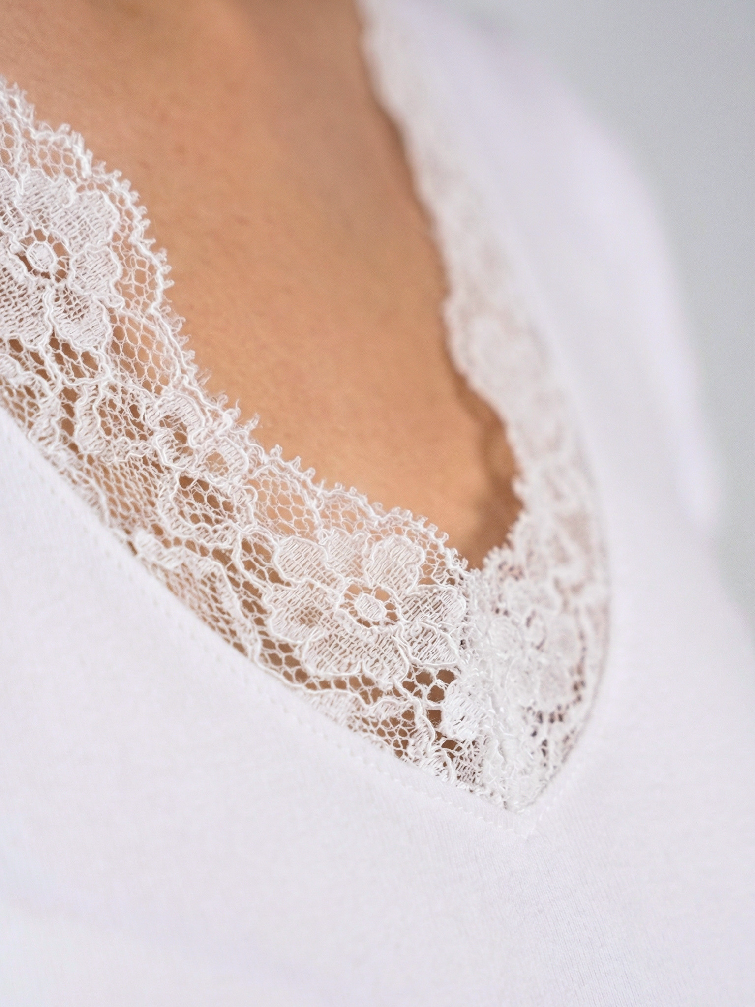 REFINED LACE COTTON SHORT SLEEVE V NECK