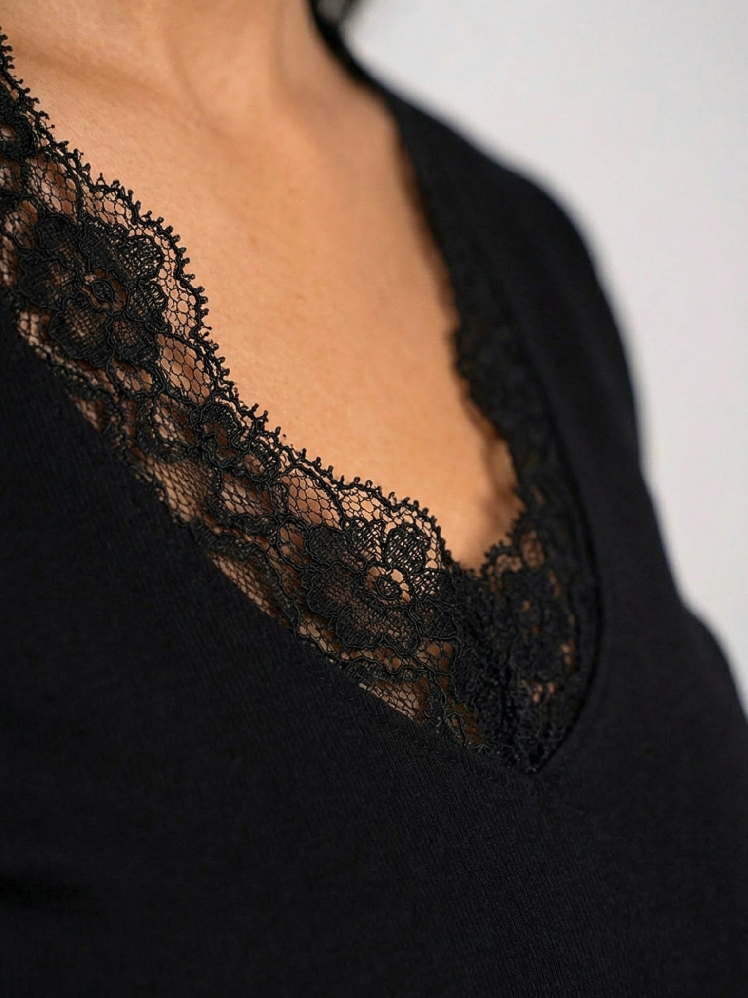 REFINED LACE COTTON SHORT SLEEVE V NECK