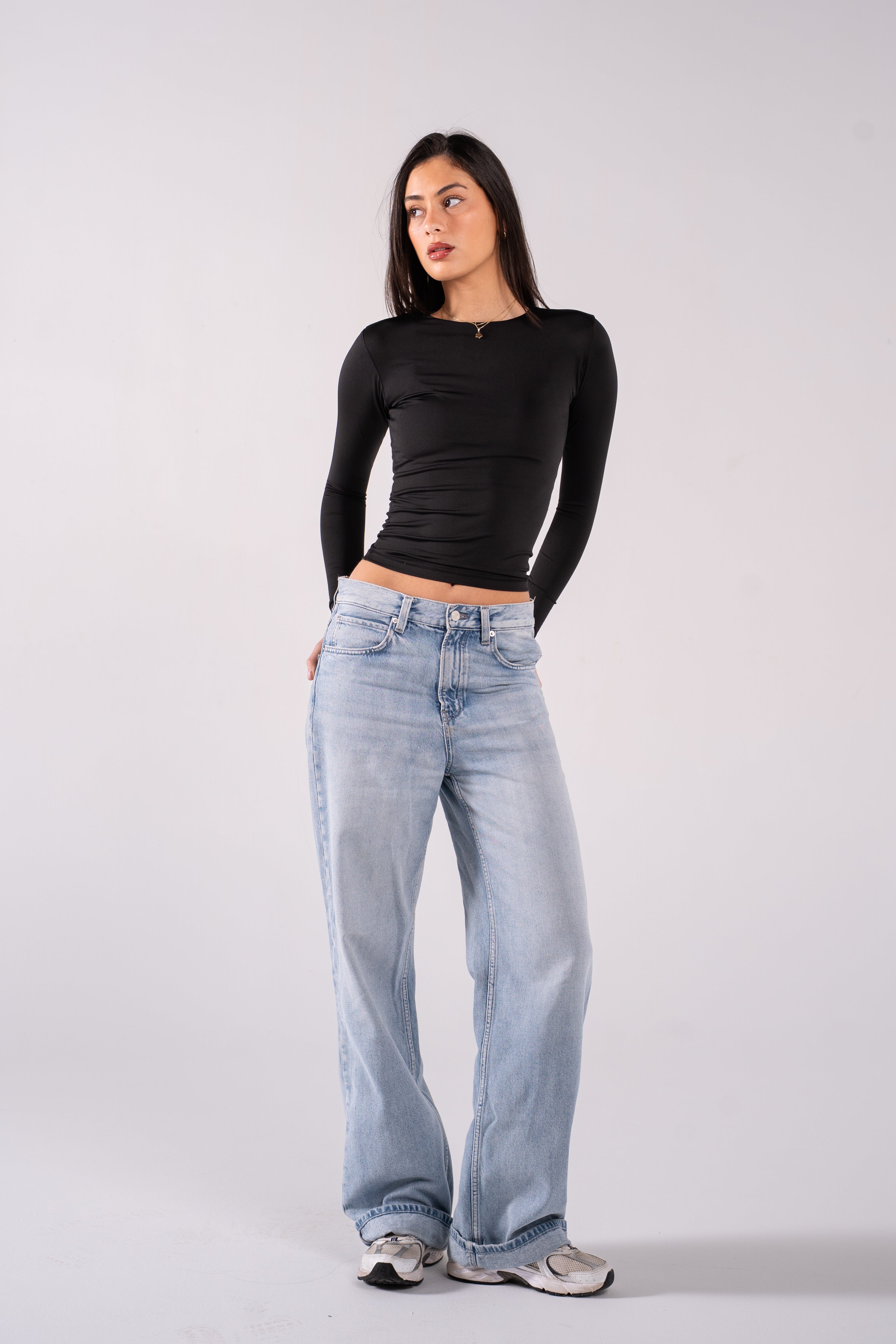 REFINED LONG-SLEEVE ROUND NECK