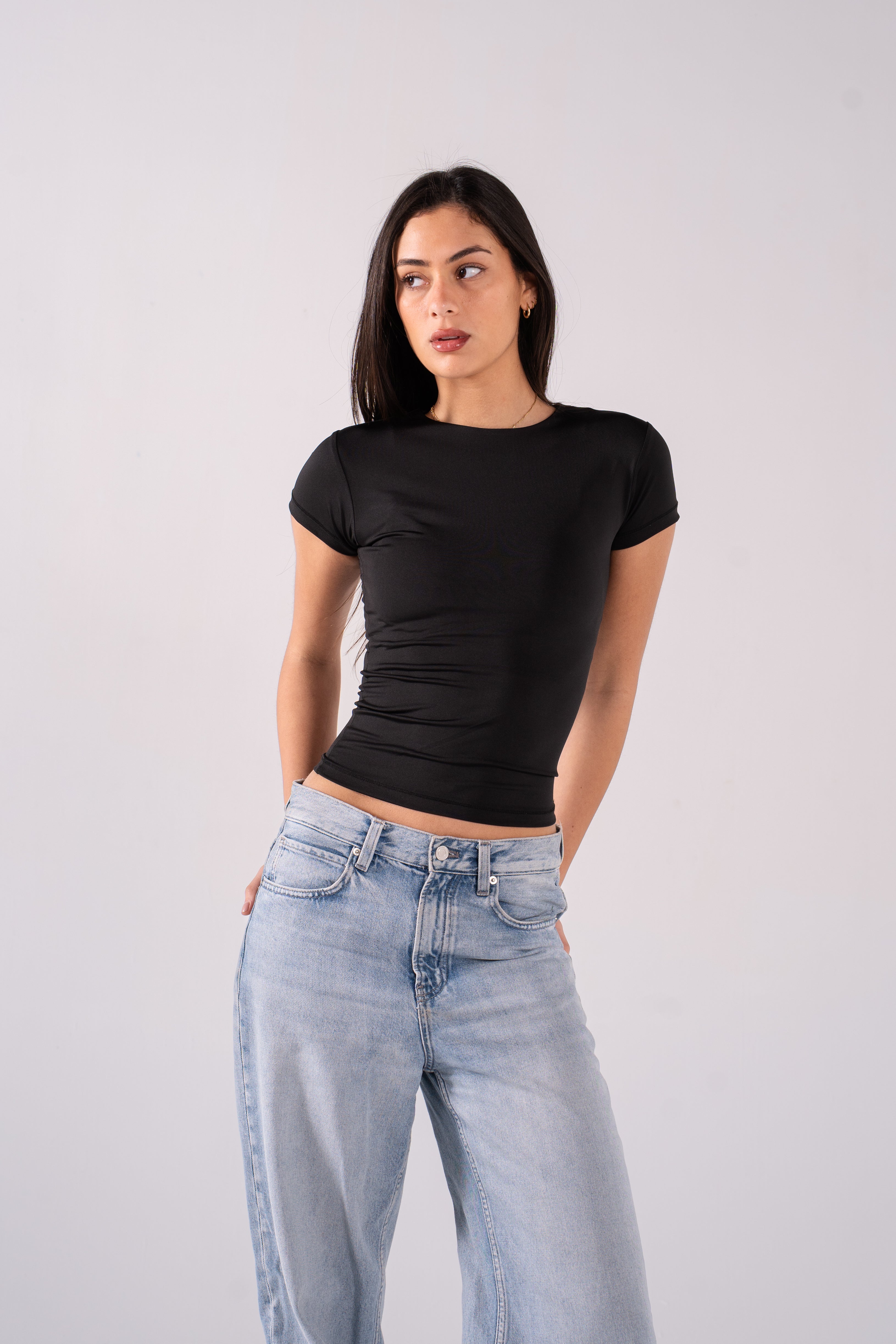 REFINED SHORT-SLEEVE ROUND NECK