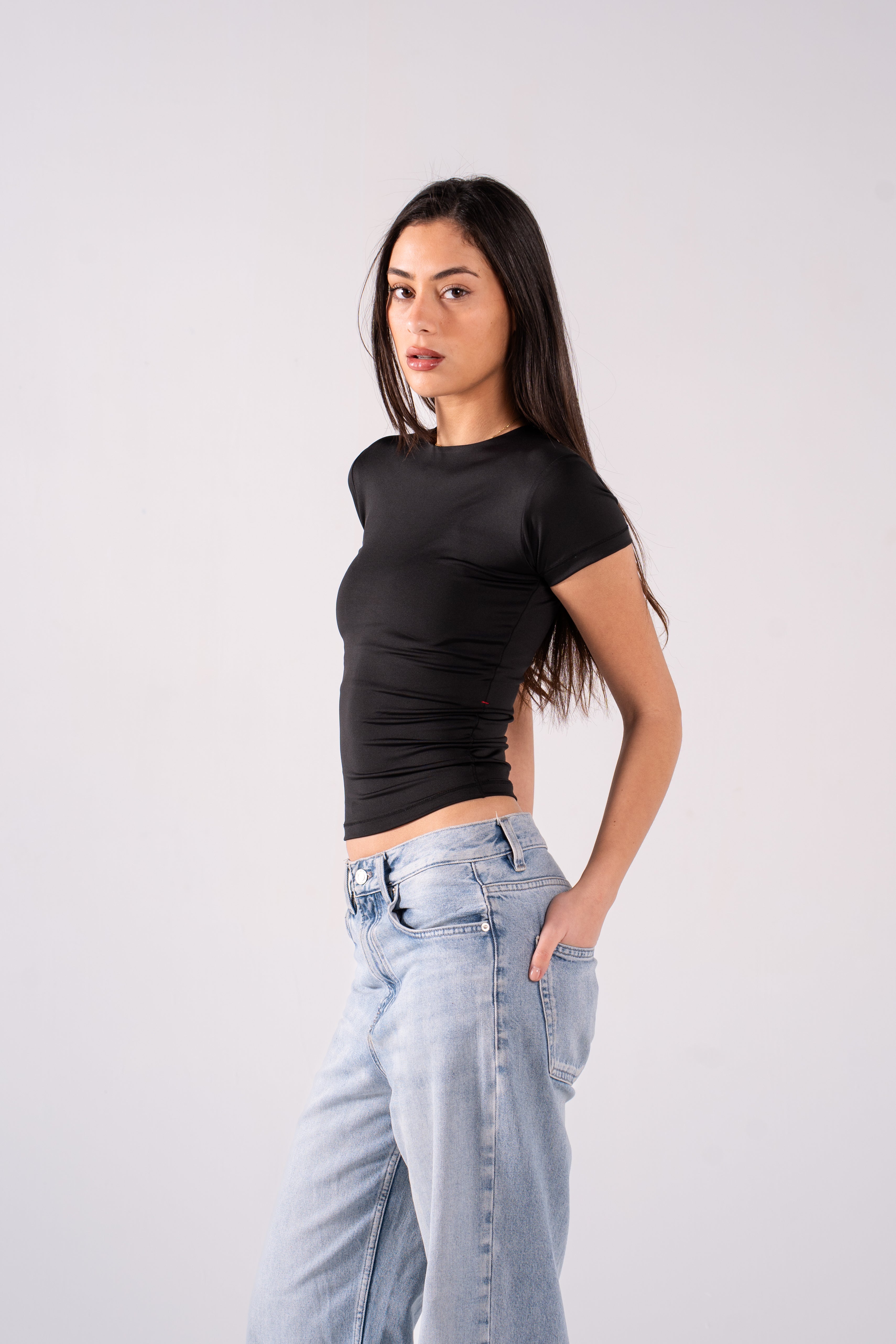 REFINED SHORT-SLEEVE ROUND NECK
