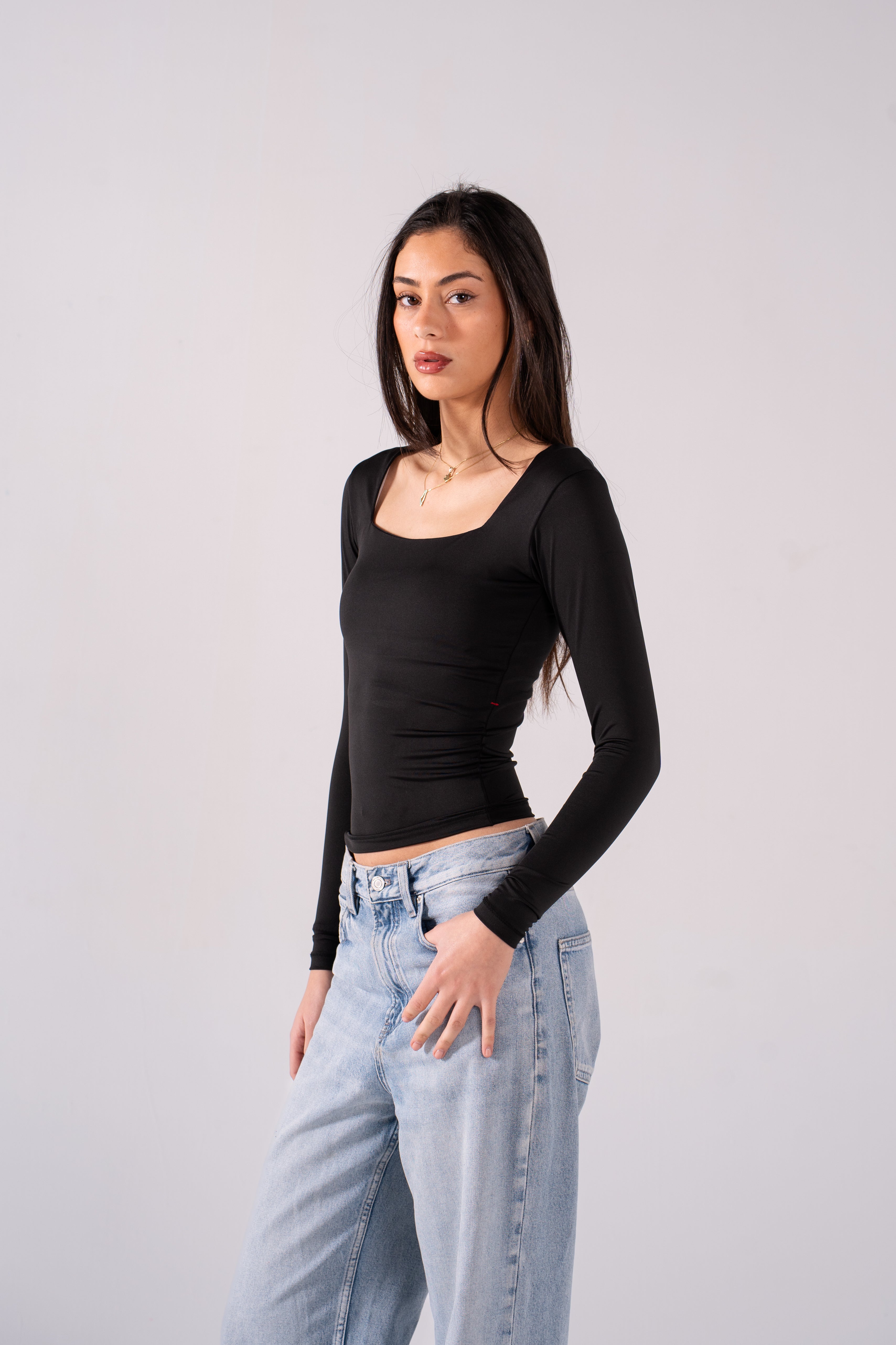 REFINED LONG-SLEEVE SQUARE NECK